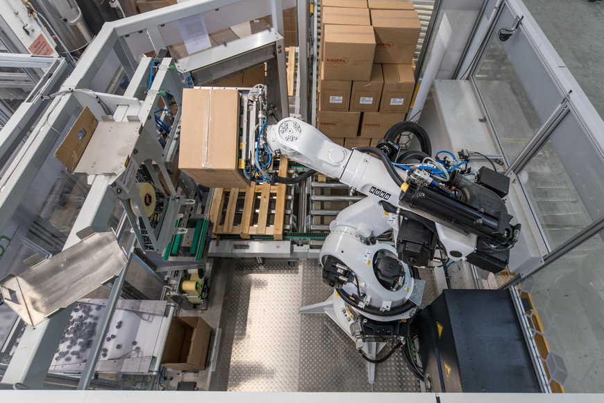 KUKA Roboter spielen dabei mit einem eigens konfigurierten, multifunk-tionalen Produktionswürfel den intelligenten Doppelpass